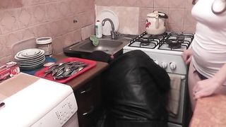 Сантехник на кухне присунул молодой домохозяйке на столе до кремпая
